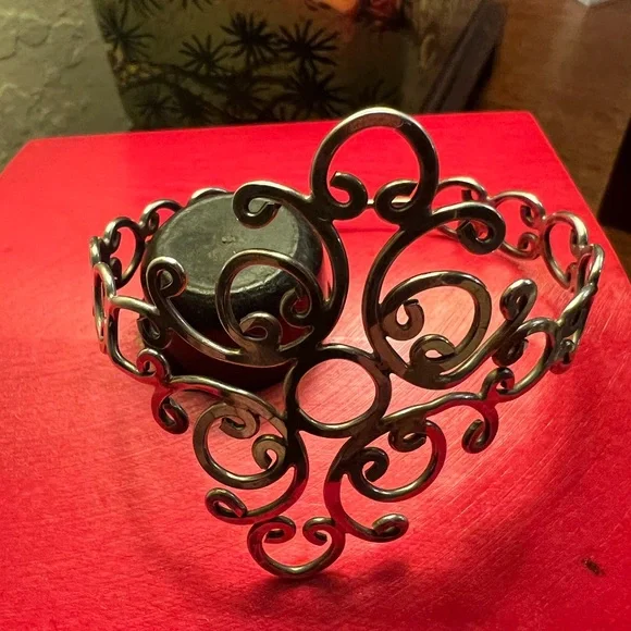 Vintage hammered Sterling Silver Cuff Bracelet - Picture 2 of 3